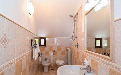 Villa del Mare: Arreglo De Tubería, Piso, Baño, Lavabo Del Baño, Diseño De Interiores, Lavabo, Grifo, Suelo, Plomería, Techo