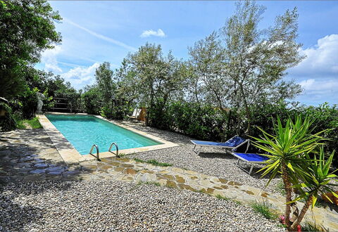 Villa del Mare: Azul, Jardín, Patio Interior, Paisajismo, Sombra, Yarda, Piscina, Fuente De Agua, Hacienda, Villa