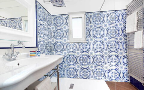Villa del Saraceno: Azul, Piso, Arreglo De Tubería, Diseño De Interiores, Baño, Suelo, Loseta, Baño, Plomería, Asiento Del Baño