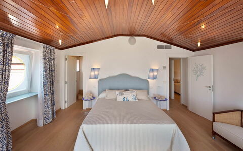 Villa delle Sirene: Mueble, Diseño De Interiores, Madera, Techo, Suelo, Piso, Cama, Textil, Habitación, Habitación