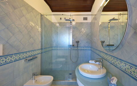 Villa delle Sirene: Arreglo De Tubería, Piso, Baño, Diseño De Interiores, Suelo, Lavabo Del Baño, Lavabo, Grifo, Plomería, Loseta