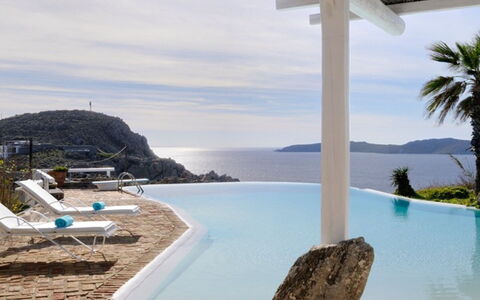 Villa Delos: Azul, Agua, Piscina, Cuerpo De Agua, Recurso, Costeras Y Los Accidentes Geográficos Oceánico, Costa, Mar, Mueble Para Exteriores, Eco Hotel