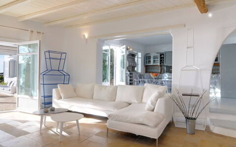 Villa Delos: Mueble, Diseño De Interiores, Piso, Suelo, Sofá, Techo, Mesa, Sala, Casa, Encendiendo