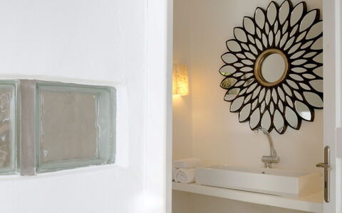 Villa Delos: Pared, Diseño De Interiores, Casa, Encendiendo, Arreglo De Tubería, Techo, Lavabo Del Baño, Habitación, Espejo, Baño
