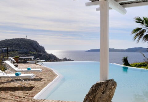 Villa Delos: Azul, Agua, Piscina, Cuerpo De Agua, Recurso, Costeras Y Los Accidentes Geográficos Oceánico, Costa, Mar, Mueble Para Exteriores, Eco Hotel