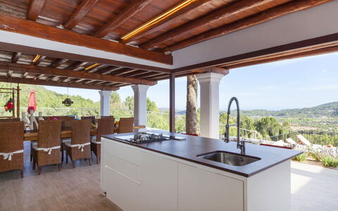 Villa Edward: Cocina, Diseño De Interiores, Mostrador, Piso, Mueble, Techo, Silla, Cocina Y Comedor Mesa, Manchas De Madera, Haz