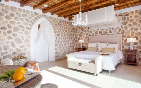Villa Edward: Mueble, Diseño De Interiores, Suelo, Piso, Habitación, Encendiendo, Techo, Cama, Habitación, Casa