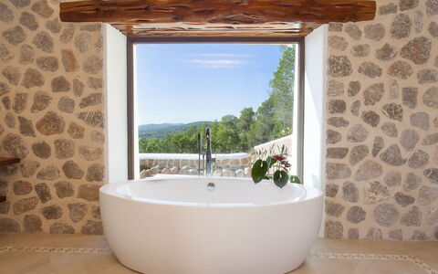 Villa Edward: Arreglo De Tubería, Baño, Bañera, Diseño De Interiores, Piso, Grifo, Plomería, Loseta, Lavabo, Material Natural
