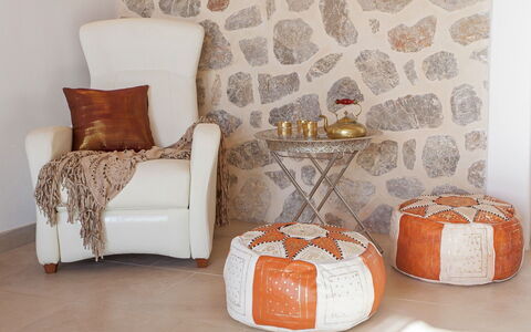 Villa Edward: Mueble, Diseño De Interiores, Piso, Amortiguar, Suelo, Arrojar La Almohada, Sala, Habitación, Almohada