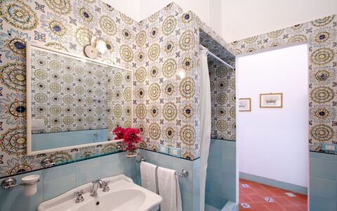 Villa Elyseum: Piso, Suelo, Diseño De Interiores, Baño, Lavabo Del Baño, Arreglo De Tubería, Loseta, Mosaico, Techo, Lavabo