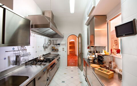 Villa Elyseum: Cocina, Mostrador, Diseño De Interiores, Aparato De Cocina, Electrodoméstico, Piso, Encendiendo, Techo, Suelo, Gabinetes