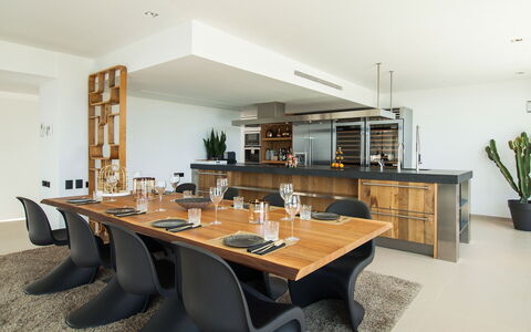 Villa Emily: Mueble, Diseño De Interiores, Piso, Mesa, Madera, Silla, Techo, Cocina Y Comedor Mesa, Suelo, Cocina