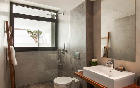 Villa Emily: Pared, Arreglo De Tubería, Diseño De Interiores, Piso, Baño, Suelo, Espejo, Lavabo, Grifo, Casa