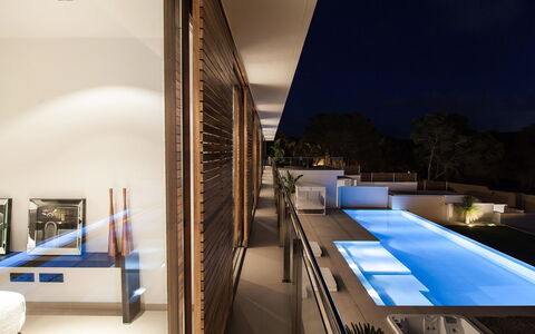 Villa Emily: Piscina, Diseño De Interiores, Piso, Suelo, Techo, Recurso, Departamento, Eco Hotel, Hotel, Sombra