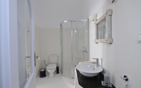 Villa Eros: Diseño De Interiores, Suelo, Piso, Habitación, Casa, Mueble, Techo, Arreglo De Tubería, Habitación, Departamento