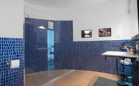 Villa Ettore: Azul, Piso, Suelo, Diseño De Interiores, Material Compuesto, Arreglo De Tubería, Loseta, Plomería, Techo, Baño