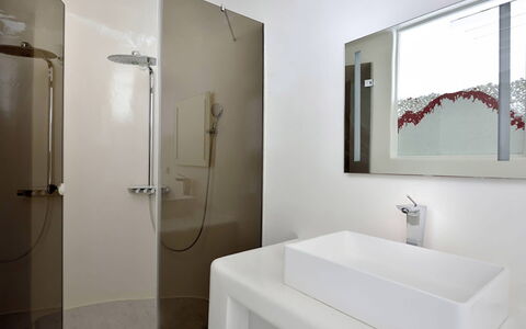 Villa Fabulous: Baño, Arreglo De Tubería, Diseño De Interiores, Pared, Piso, Suelo, Grifo, Espejo, Lavabo, Lavabo Del Baño