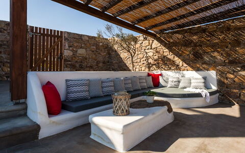 Villa Filìa: Mueble, Mueble Para Exteriores, Sombra, Sofá, Silla, Diseño, Patio, Arrojar La Almohada, Sala