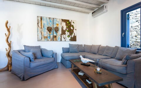 Villa Filìa: Mueble, Sofá, Diseño De Interiores, Madera, Piso, Mesa, Suelo, Sala, Departamento, Encendiendo