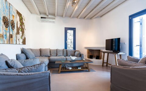 Villa Filìa: Mueble, Diseño De Interiores, Madera, Sofá, Suelo, Piso, Departamento, Casa, Sala, Mesa