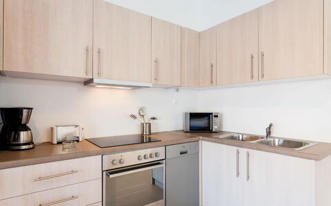 Villa Filìa: Mueble, Cocina, Mostrador, Aparato De Cocina, Gabinetes, Diseño De Interiores, Madera, Piso, Electrodoméstico, Suelo