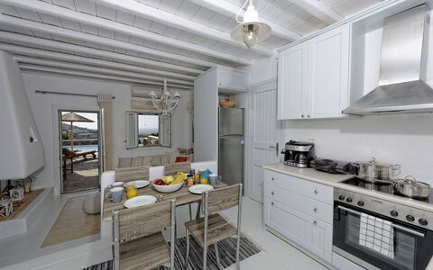 Villa Fos: Mueble, Departamento, Silla, Sombra, Diseño, Mostrador, Gabinetes, Cocina Y Comedor Mesa, Ático, Cocina