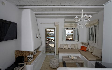 Villa Fos: Mueble, Departamento, Recurso, Silla, Sala, Sombra, Almohada, Diseño, Sofá