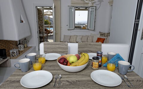 Villa Fos: Mueble, Vajilla, Mesa, Silla, Utensilios Para Servir, Diseño De Interiores, Drinkware, Comida, Vajilla, Cocina Y Comedor Mesa