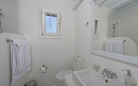 Villa Fos: Arreglo De Tubería, Baño, Lavabo, Suelo, Diseño De Interiores, Piso, Lavabo Del Baño, Grifo, Plomería, Habitación
