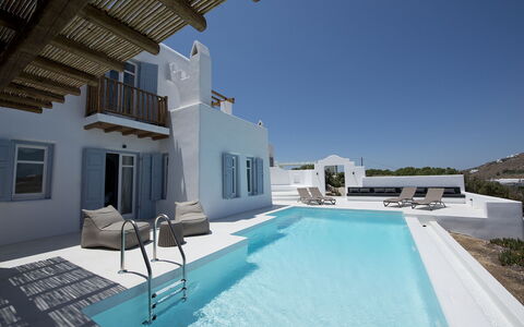 Villa Gazelia: Azul, Piscina, Diseño