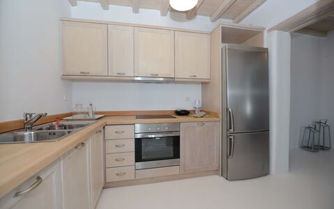 Villa Gazelia: Cocina, Mostrador, Aparato De Cocina, Gabinetes, Electrodoméstico, Mueble, Diseño De Interiores, Madera, Piso, Fregadero