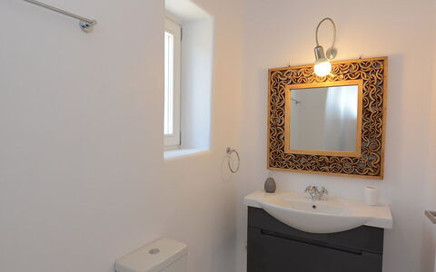 Villa Gazelia: Arreglo De Tubería, Baño, Pared, Diseño De Interiores, Piso, Lavabo, Suelo, Lavabo Del Baño, Grifo, Espejo