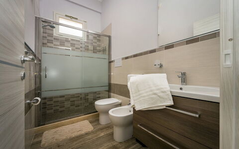 Villa Gea: Piso, Arreglo De Tubería, Baño, Suelo, Diseño De Interiores, Baño, Asiento Del Baño, Lavabo, Lavabo Del Baño, Techo