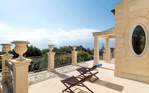 Villa Gemma: Columna, Arquitectura, Moldura, Inmuebles, Balaustre, Mansión, Sombra, Balcón, Diseño, Porche