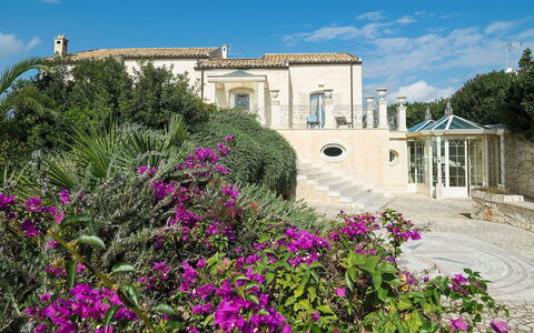 Villa Gemma: Arbusto, Jardín, Inmuebles, Mansión, Paisajismo, Hacienda, Villa, Yarda, Entrada De Coches, Jardín Botánico