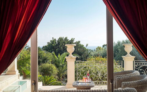 Villa Gemma: Mueble, Diseño De Interiores, Cortina, Tratamiento De La Ventana, Silla, Cubiertas De Ventanas, Sombra, Eco Hotel, Sala, Planta De Casa