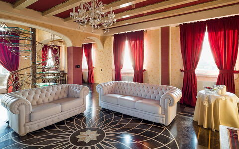 Villa Gemma: Mueble, Diseño De Interiores, Piso, Sofá, Suelo, Sala, Encendiendo, Techo, Habitación