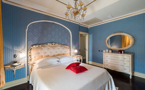 Villa Gemma: Mueble, Habitación, Diseño De Interiores, Cama, Sábana, Lecho, Techo, Textil, Encendiendo, Linos