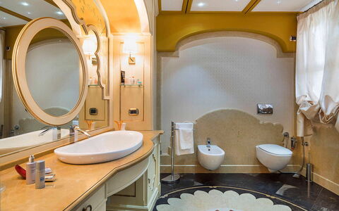 Villa Gemma: Diseño De Interiores, Lavabo Del Baño, Arreglo De Tubería, Lavabo, Piso, Grifo, Baño, Encendiendo, Plomería, Techo