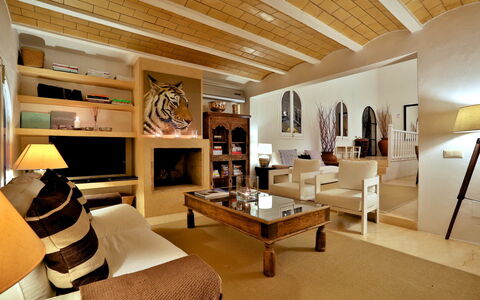 Villa Gold: Mueble, Diseño De Interiores, Piso, Pared, Sofá, Suelo, Madera, Techo, Sala, Habitación
