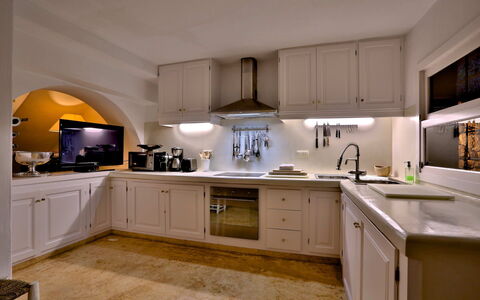 Villa Gold: Cocina, Mostrador, Aparato De Cocina, Gabinetes, Diseño De Interiores, Electrodoméstico, Mueble, Lámpara, Encendiendo, Techo