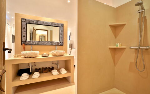 Villa Gold: Arreglo De Tubería, Pared, Diseño De Interiores, Baño, Piso, Lavabo Del Baño, Grifo, Suelo, Plomería, Lavabo
