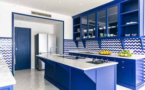 Villa Heart: Azul, Diseño De Interiores, Cocina, Mueble, Piso, Suelo, Gabinetes, Techo, Mostrador, Habitación