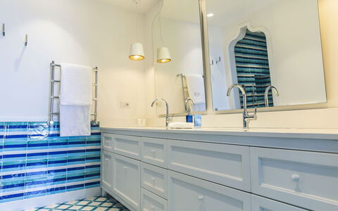 Villa Heart: Azul, Piso, Diseño De Interiores, Arreglo De Tubería, Suelo, Mueble De Baño, Loseta, Plomería, Grifo, Baño