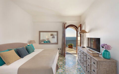 Villa Heart: Mueble, Diseño De Interiores, Piso, Suelo, Mar, Oceano, Habitación, Recurso, Silla, Cocina Y Comedor Mesa
