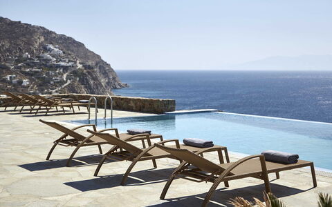 Villa Helios: Mueble, Mueble Para Exteriores, Silla, Mar, Sunlounger, Recurso, Costa, Piscina, Oceano, Suelos De Madera