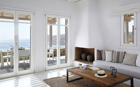 Villa Helios: Mueble, Piso, Diseño De Interiores, Suelo, Madera, Mesa, Casa, Habitación, Silla, Mar