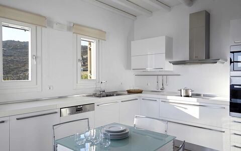 Villa Helios: Cocina, Aparato De Cocina, Mostrador, Mueble, Diseño De Interiores, Electrodoméstico, Piso, Gabinetes, Lavabo, Electrodoméstico