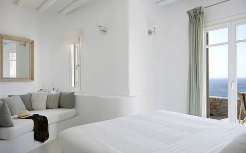 Villa Helios: Mueble, Diseño De Interiores, Cama, Suelo, Habitación, Departamento, Piso, Casa, Linos, Arrojar La Almohada