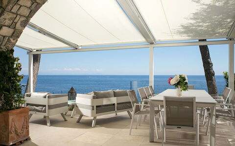 Villa Ieranto 6: Mueble, Mueble Para Exteriores, Silla, Mesa, Sombra, Mesa Al Aire Libre, Mar, Restaurante, Estructura Al Aire Libre, Costa